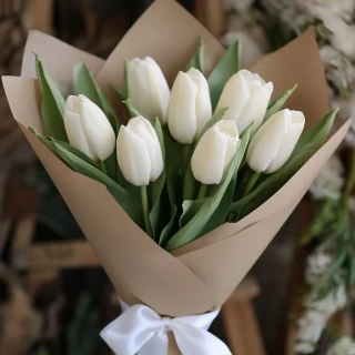 Букет 7 белых тюльпанов